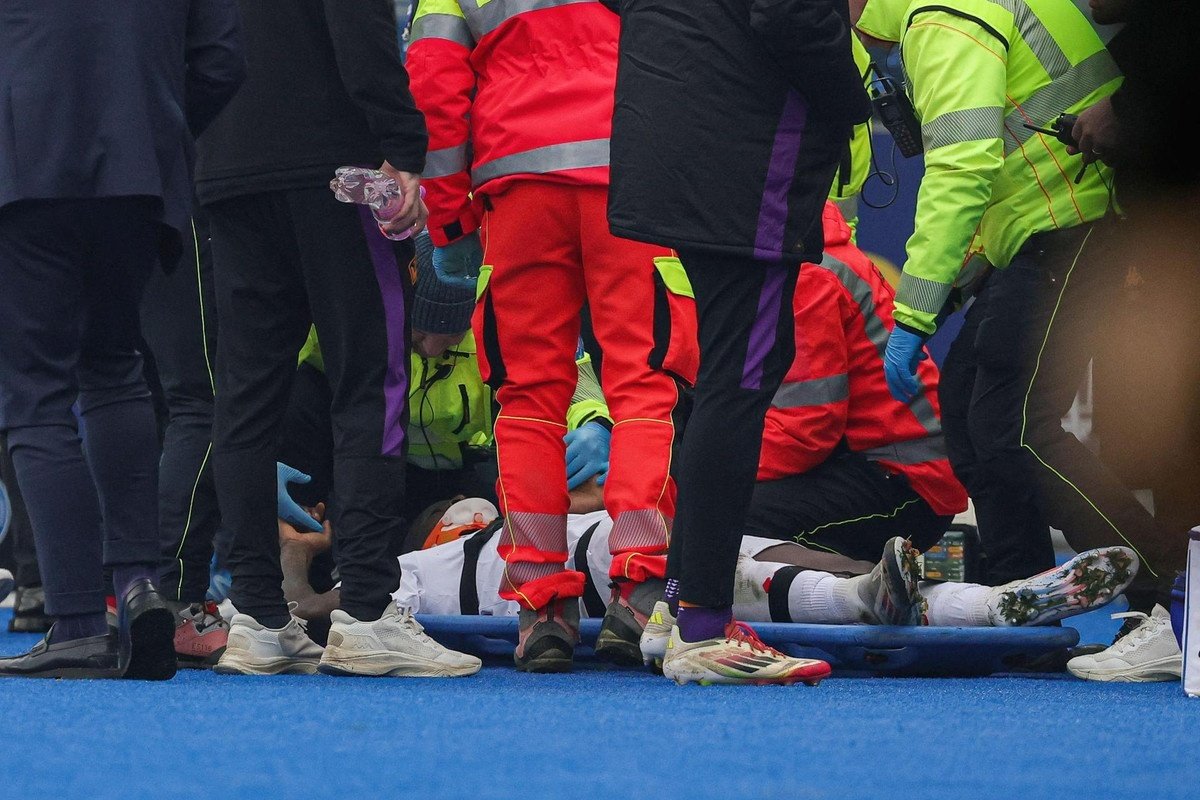 Moise Kean sofreu uma grave lesão na cabeça neste domingo, na derrota do Fiorentina, por 1 a 0, para o Hellas Verona. O atacante desabou no gramado minutos depois de receber atendimento médico, mas está consciente e foi levado com sucesso a um hospital local para exames.