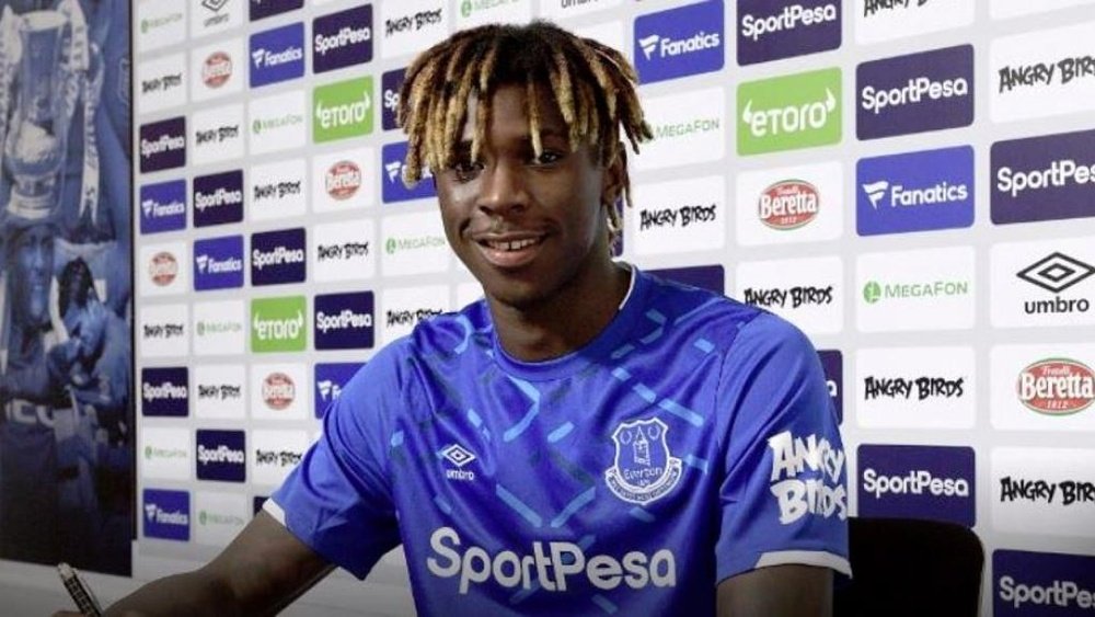 Moise Kean, firmando su contrato con el Everton en verano de 2019. Everton