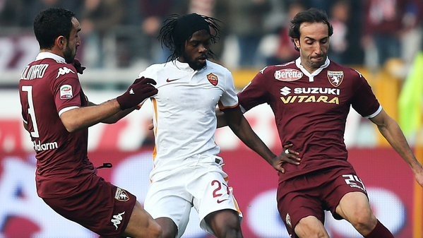 Molinaro, Moretti y Gervinho luchan por un balón en el Torino-Roma. Twitter.