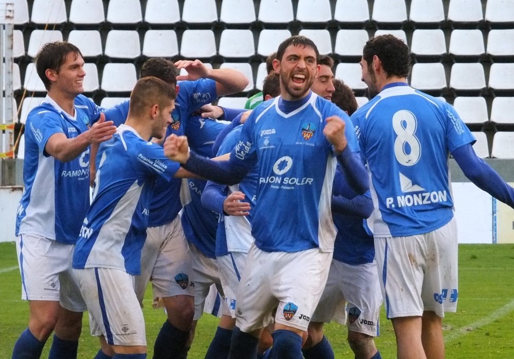 Molo celebra un tanto con sus compañeros del Lleida Esportiu. PassióEsportiva