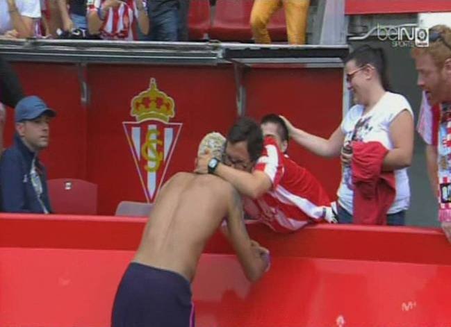 Momento captado por las cámaras televisivas en el que Neymar se abraza con el aficionado al que regaló su camiseta. BeInSports