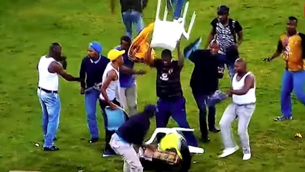 Parte de la afición de los Kaizer Chiefs invadió el campo. Captura/Youtube
