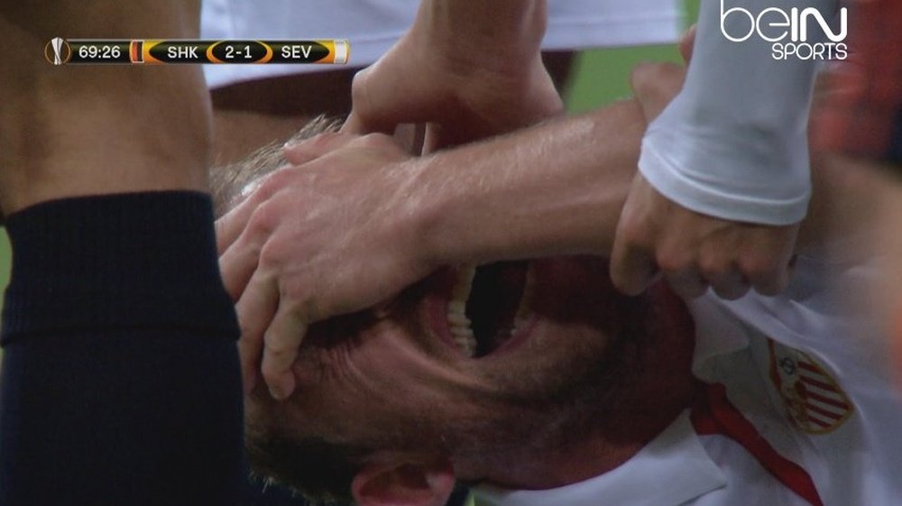Momento de la grave lesión de Krohn-Dehli, futbolista del Sevilla, en el partido ante el Shakthar Donestk en los cuartos de final de la Europa League. BeIn