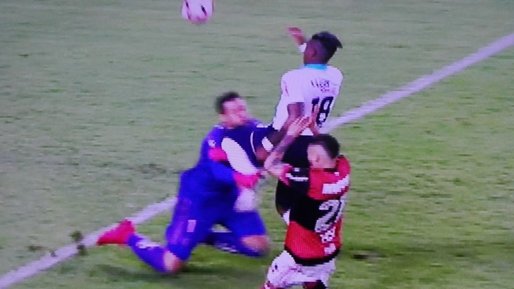 Yony González propinó un fuerte golpe en una jugada a Diego Alves. Captura/Twitter
