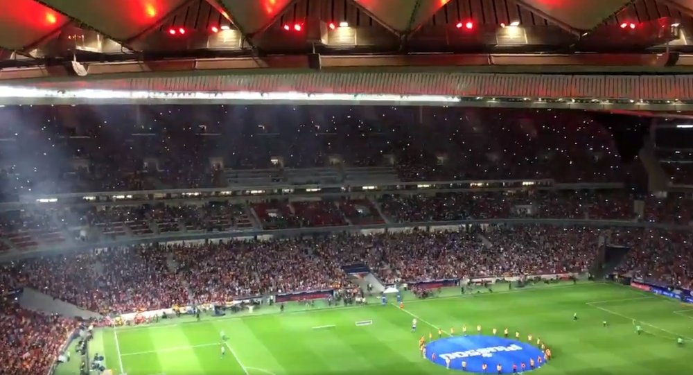 Show de luces y música para presentar la alineación del Atlético. Twitter/Atleti_Co