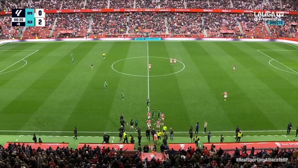 El Albacete reina en el caos de El Molinón. Captura/LaLigaTV