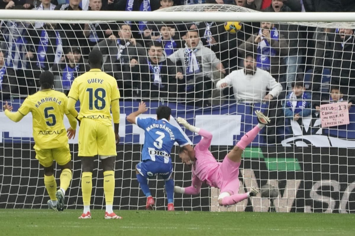'Neverazo' al árbitro que sacó dos amarillas y se olvidó la roja en el Alavés-Villarreal