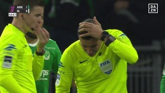 Derby Saint-Etienne-Lione sospeso per il lancio di un oggetto al guardalinee!. DAZN
