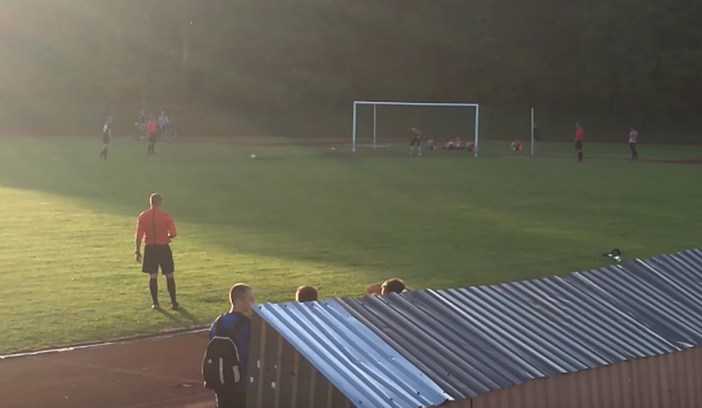 Momento del lanzamiento del penalti en la tanda entre el Silute y el Silas, en la Copa de Lituania. YouTube