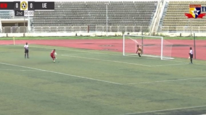 El amaño más descarado: un penalti en Nigeria acabó... ¡en la banda!