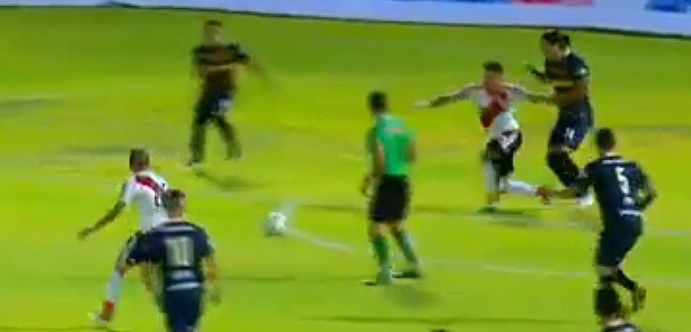 Momento del penalti sobre Alario en el River-Rosario de la final de la Copa Argentina 2016. Youtube