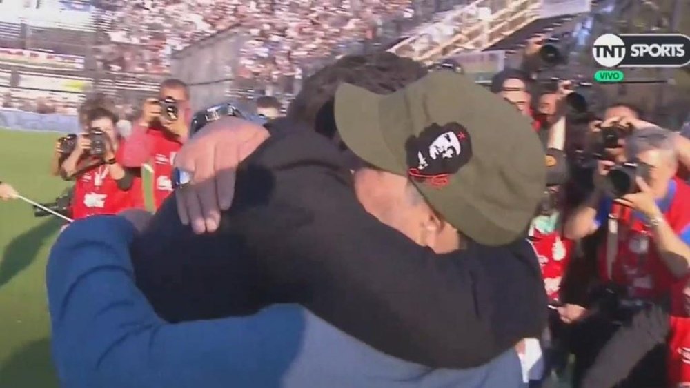 El 'Muñeco' y Maradona se unieron en un emotivo abrazo. Captura/TNTSportsLA