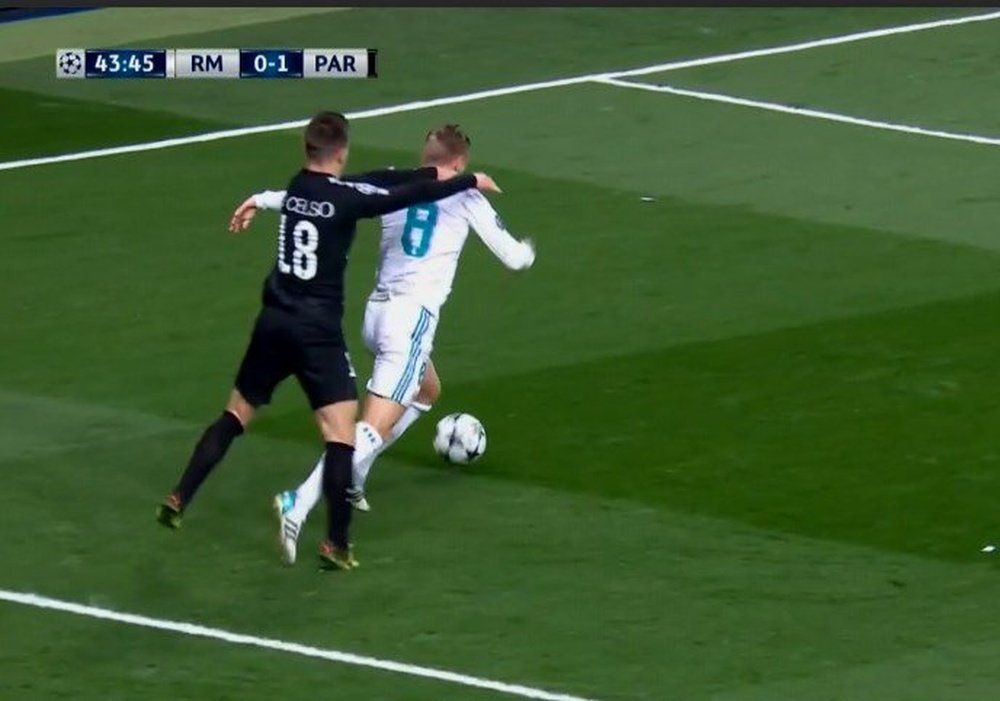 Momento en el Lo Celso derriba a Kroos dentro del área y comete penalti. Twitter/ESPN