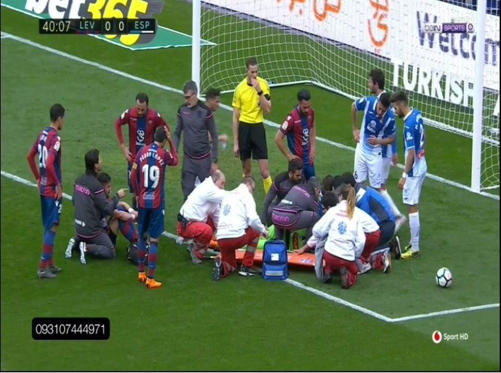 Momento en el que atienden a Diego López tras su choque con Armando Sadiku. Twitter/BeINSports
