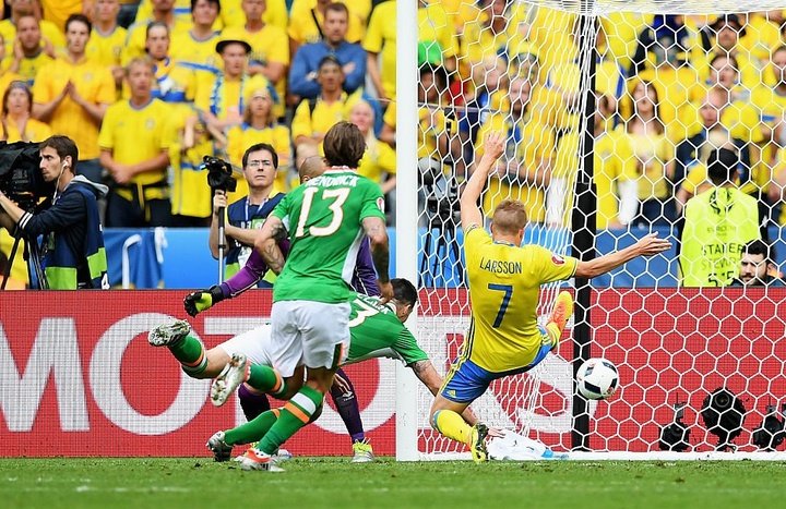 Suecia salva el empate ante una gran Irlanda