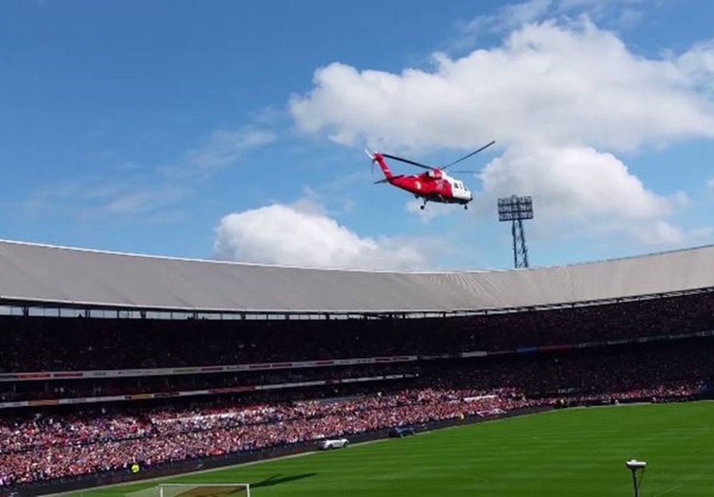 Momento en el que Dirk Kuyt entra en De Kuip, estadio del Feyenoord, en helicóptero.