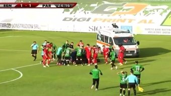 El futbolista del FK Egnatia albanés Raphael Dwamena, ex jugador de Levante y Zaragoza entre otros, falleció. El jugador se desplomó en pleno partido y rápidamente entraron las asistencias, que lo trasladaron al hospital, donde perdería la vida