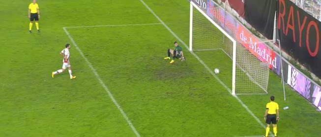 Momento en el que el balón toca el suelo en el penalti de Trashorras. Twitter