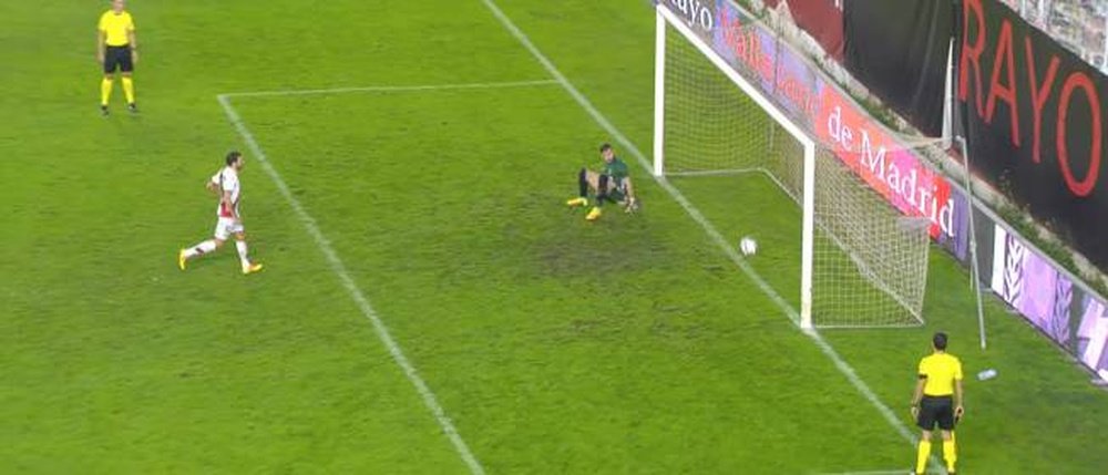 Momento en el que el balón toca el suelo en el penalti de Trashorras. Twitter