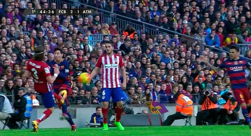 The moment that Filipe Luis hit Leo Messi in the knee. Canal+