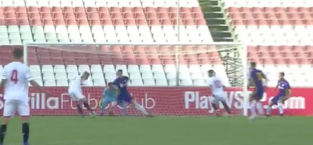 Momento en el que Gabriel Flueras, del Sevilla de la Youth League, marca al Maribor. Twitter
