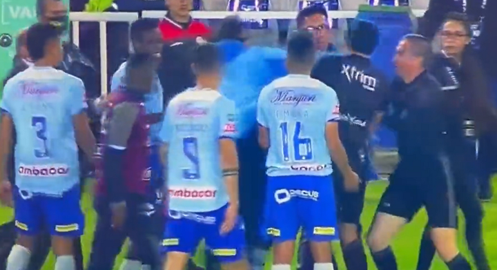 Tremenda agresión a un árbitro en Ecuador tras cobrar penalti