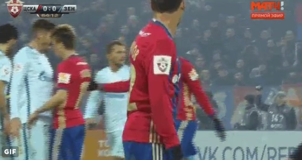 Momento en el que Javi García se enfrenta a un jugador del CSKA antes de caer al suelo.