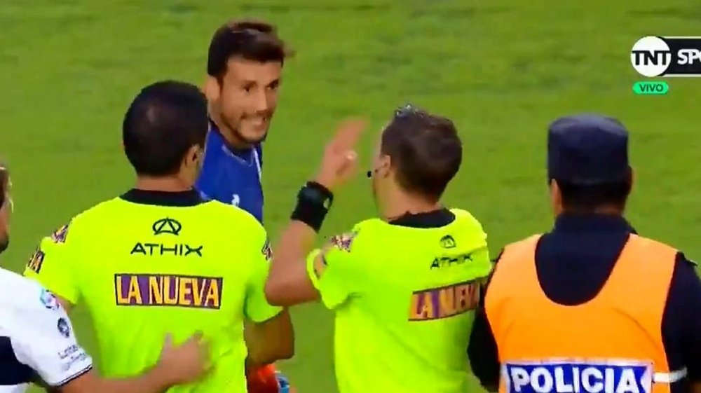 Arias fue expulsado, supuestamente, por intentar agredir al árbitro. Captura/TNTSportsLA