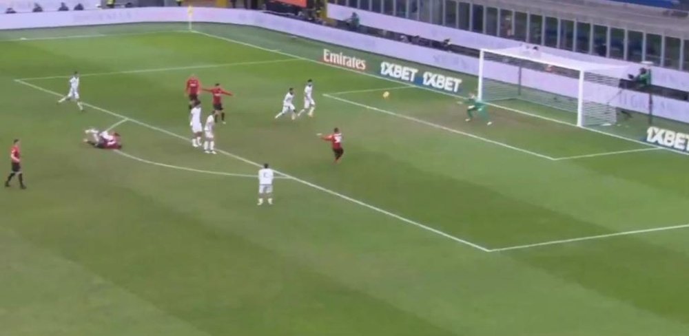 Al Milan le anularon un gol por no decretar la ley de la ventaja. Captura/ESPN