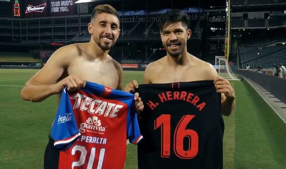 Así fue el reencuentro entre Herrera y Oribe Peralta. AtléticodeMadrid