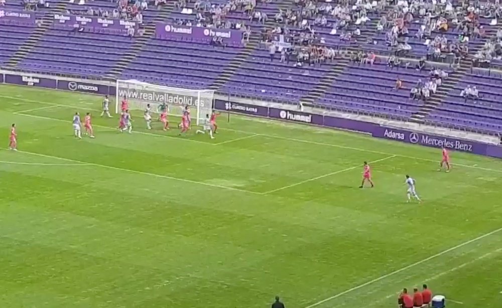 Momento en el que Óscar Plano anota un gol olímpico ante el Córdoba. Twitter