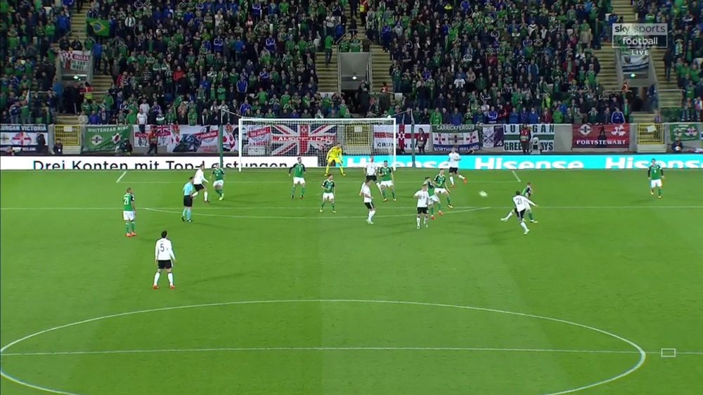 Momento en el que Rudy golpea para marcar un gol ante Irlanda del Norte. Twitter
