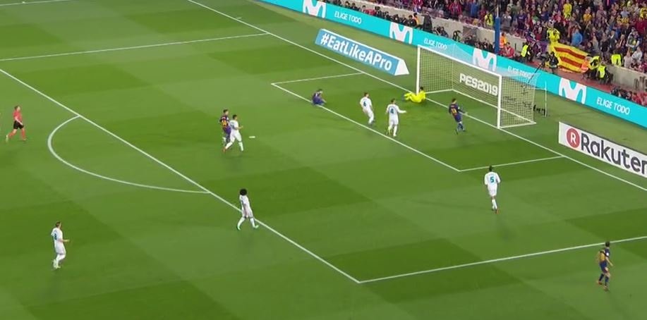 Momento en el que Suárez anota el 1-0 ante el Real Madrid. Twitter