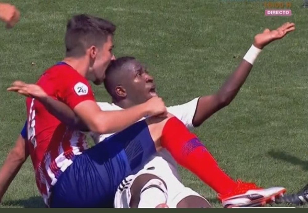 Vinicius sufrió el mordisco de Tachi nada más llegar al Madrid. Captura/RealMadridTV