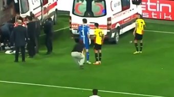 Un aficionado golpeo al portero Ozan Evrim Özenç. Captura/BNN