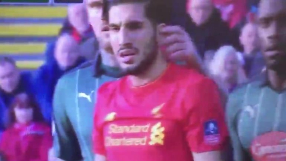 Momento en el que un defensor del Plymouth distrae al jugador del Liverpool Emre Can metiéndole un dedo en el oído. Twitter
