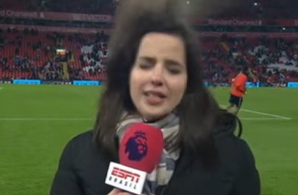 Momento en el que una reportera recibe un balonazo en el Liverpool-Tottenham. Youtube