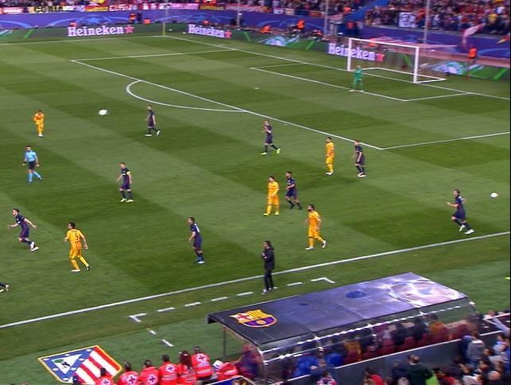 Momento en que dos balones están sobre el césped del Calderón durante el Atlético-Barcelona de Champions. @MundoDeportivo