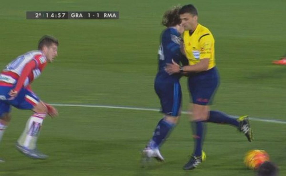 Momento en que Gil Manzano choca con Modric y da lugar al gol del Granada. Twitter