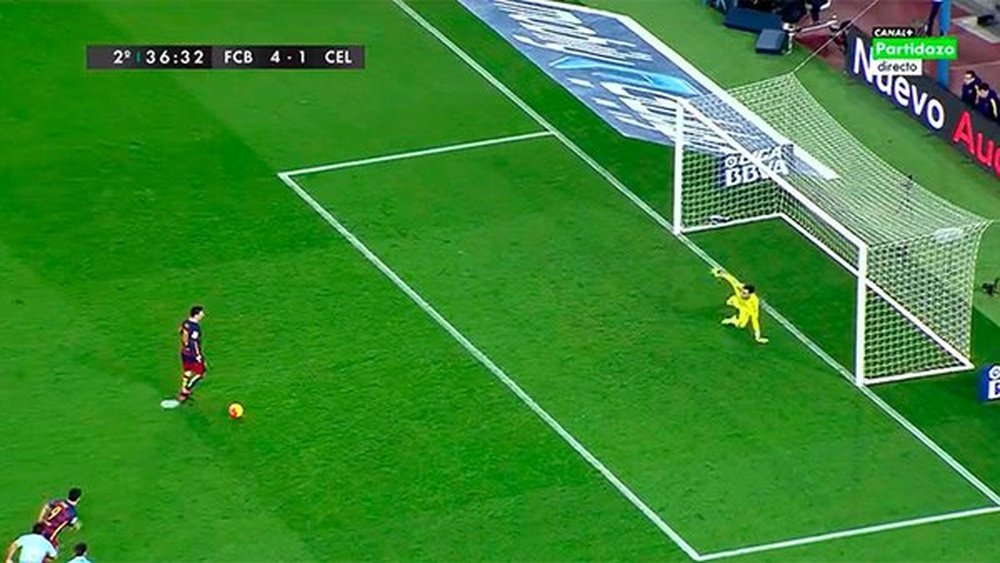Momento en que Messi pasa el balón a Suárez, que llega por detrás para marcar. CanalPlus