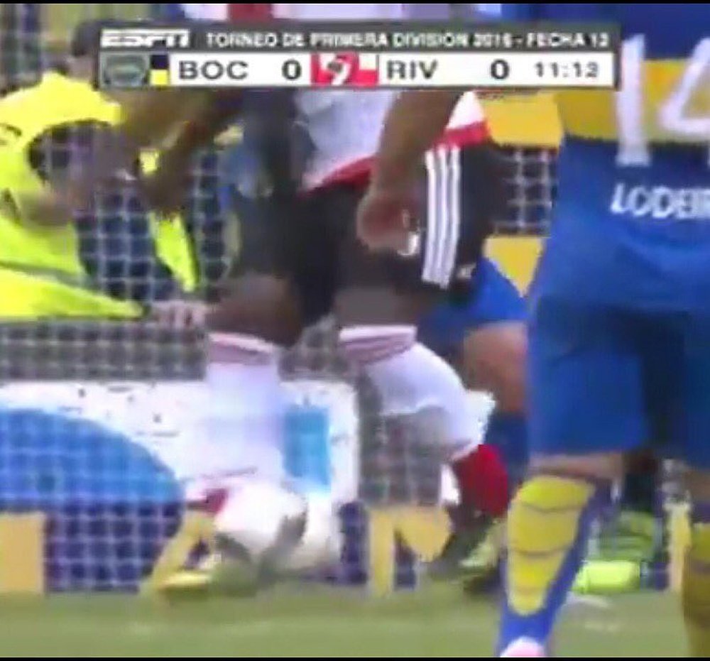 Momento en que Pablo Pérez pega una patada a Balanta a la altura de la barriga. Youtube