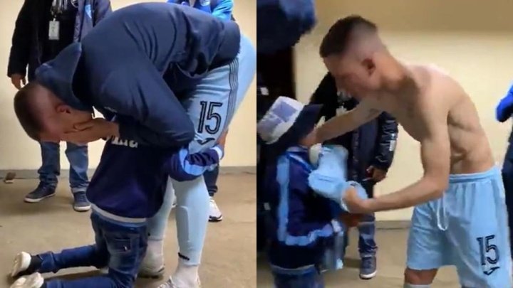 El desconsolado abrazo de un niño a Callejón tras su último partido
