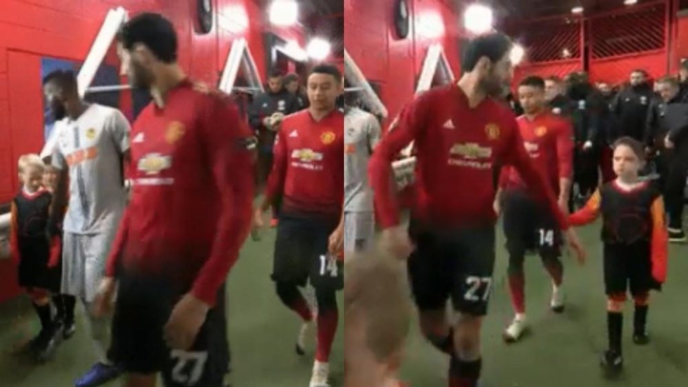 Fellaini se olvidó a su mascota camino del césped de Old Traford. Montaje/BTSport