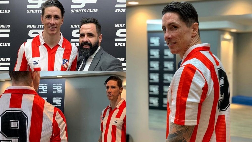 Fernando Torres recibió una camiseta histórica del Atleti con su '9' a la espalda. Twitter/Torres