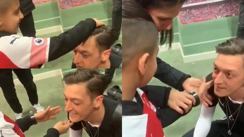 Özil atendió a un joven ciego con la camiseta del Arsenal. MesutOzil1088