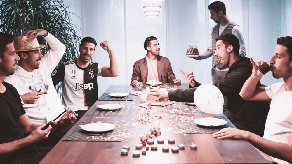 Khedira comemora seu aniversário... com seus seis clones. Instagram/sami_khedira6