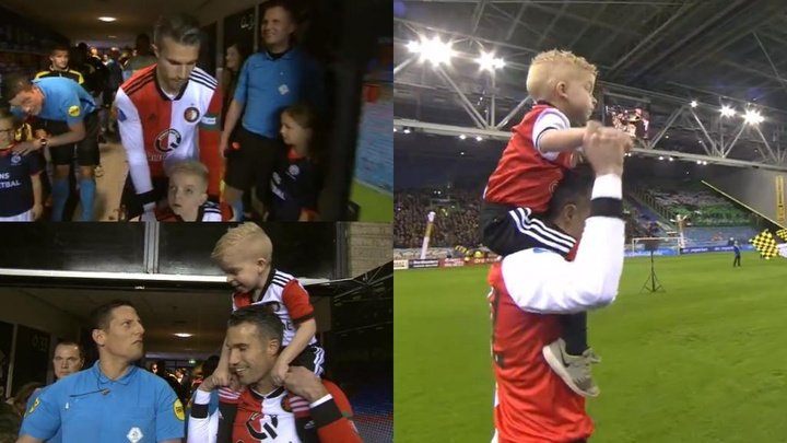 La grandezza di Van Persie: entra in campo con un bambino del Feyenoord sulle spalle!
