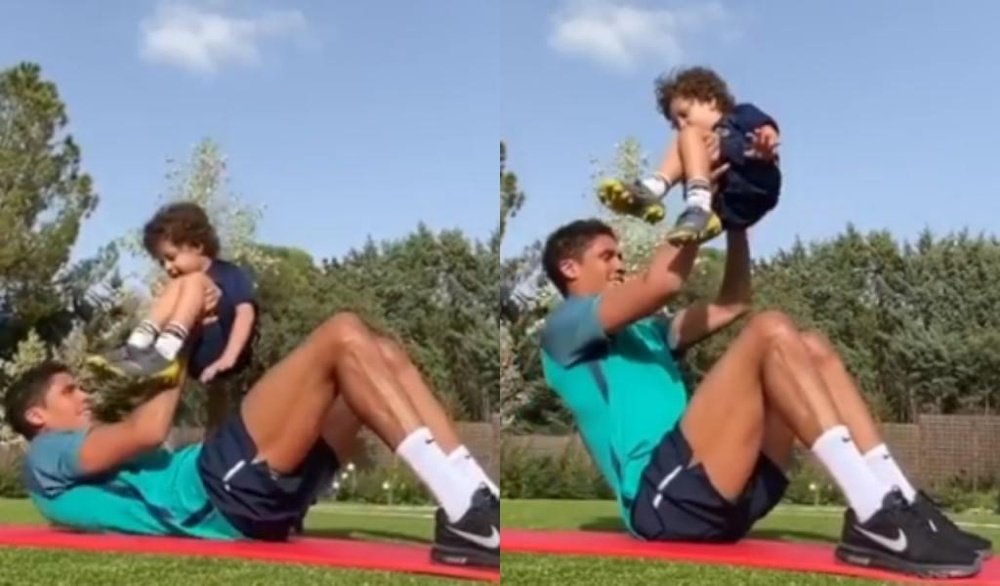 El francés entrena con su hijo durante la cuarentena. Instagram/raphaelvarane