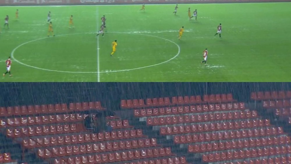 Parón por las lluvias en el partido entre el Nàstic y el Alcorcón. Captura/LaLiga123TV