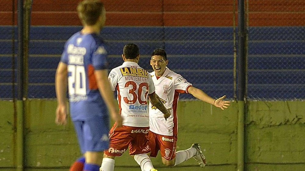 Montenegro (c) corre a abrazar a Espinoza (d), autor de un hattrick para Huracán en el partido de ida contra Tigres. Twitter